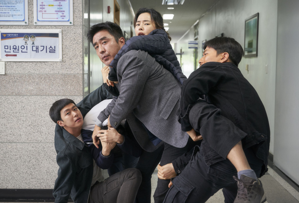 극한직업 스틸컷 팀원들끼리 투닥거리는 마약수사팀