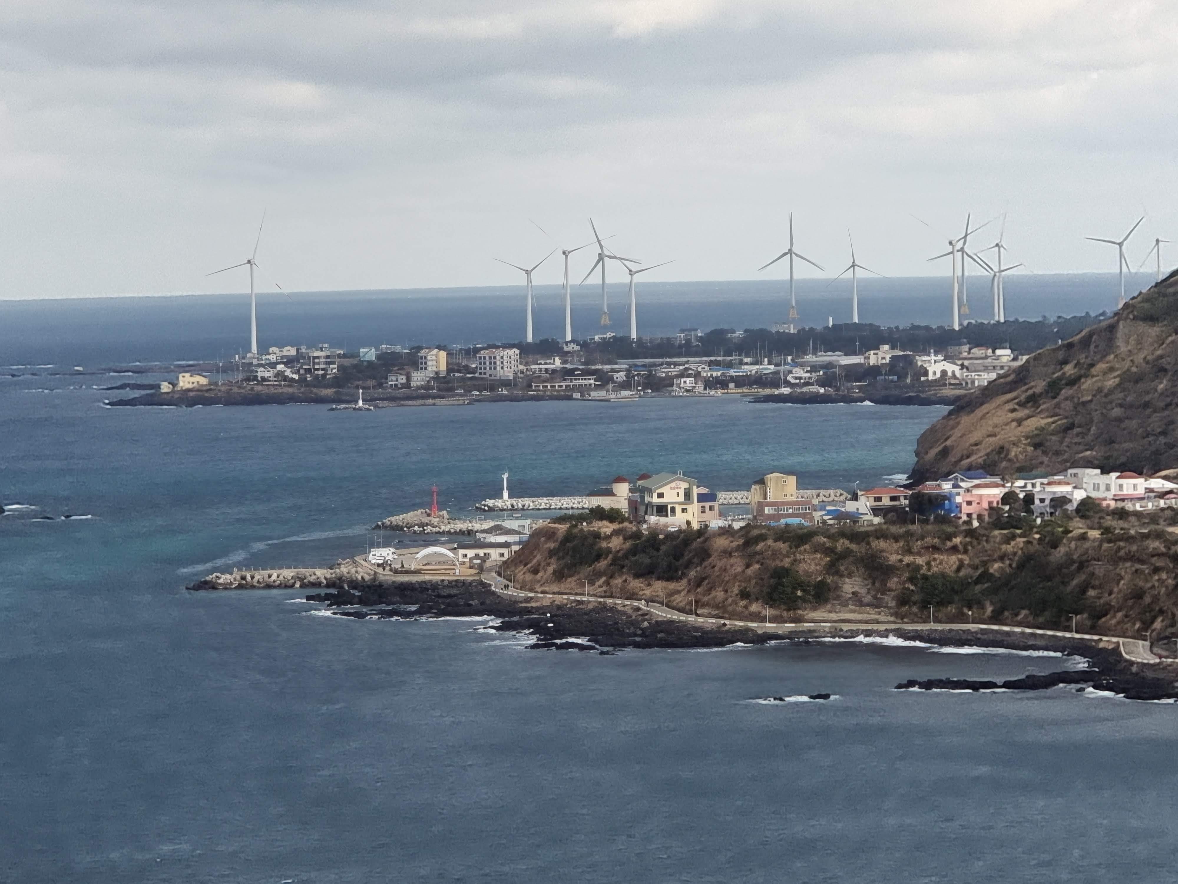 풍력발전기가 줄지어 선 한림·애월 해안 풍경