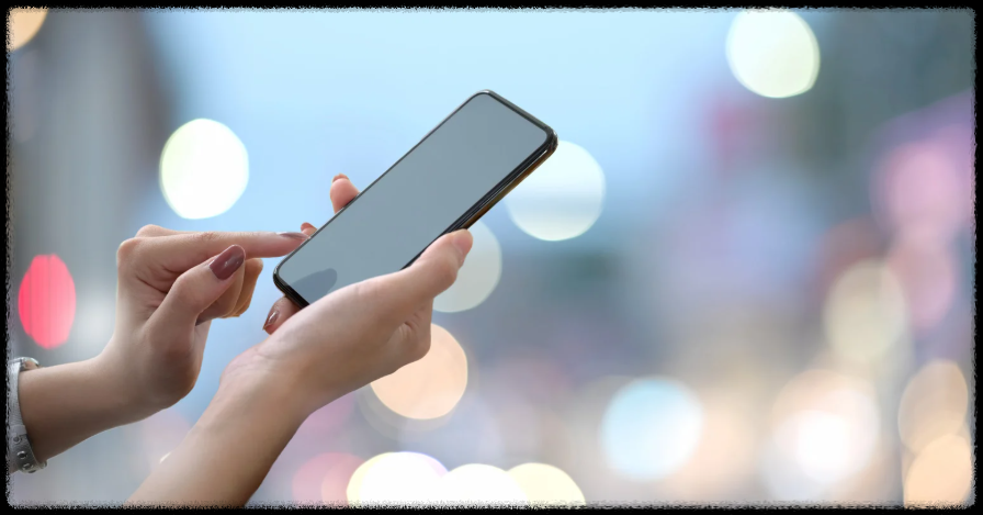 모바일 신분증은 단순 편리함을 넘어,
실제 관공서&middot;금융기관에서도 인정받는 공식 디지털 신분증이다.

하지만 꼭 기억해야 할 점은
IC칩 내장된 실물 신분증을 먼저 발급받은 후에야
모바일 앱에 등록할 수 있다는 것.

지금 바로 운전면허시험장이나 주민센터에서 IC카드 발급 신청 후
스마트폰으로 나만의 디지털 신분증을 완성해보자!