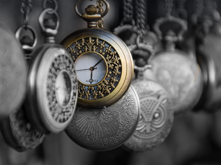 시간 여행을 나타내는 시계 사진