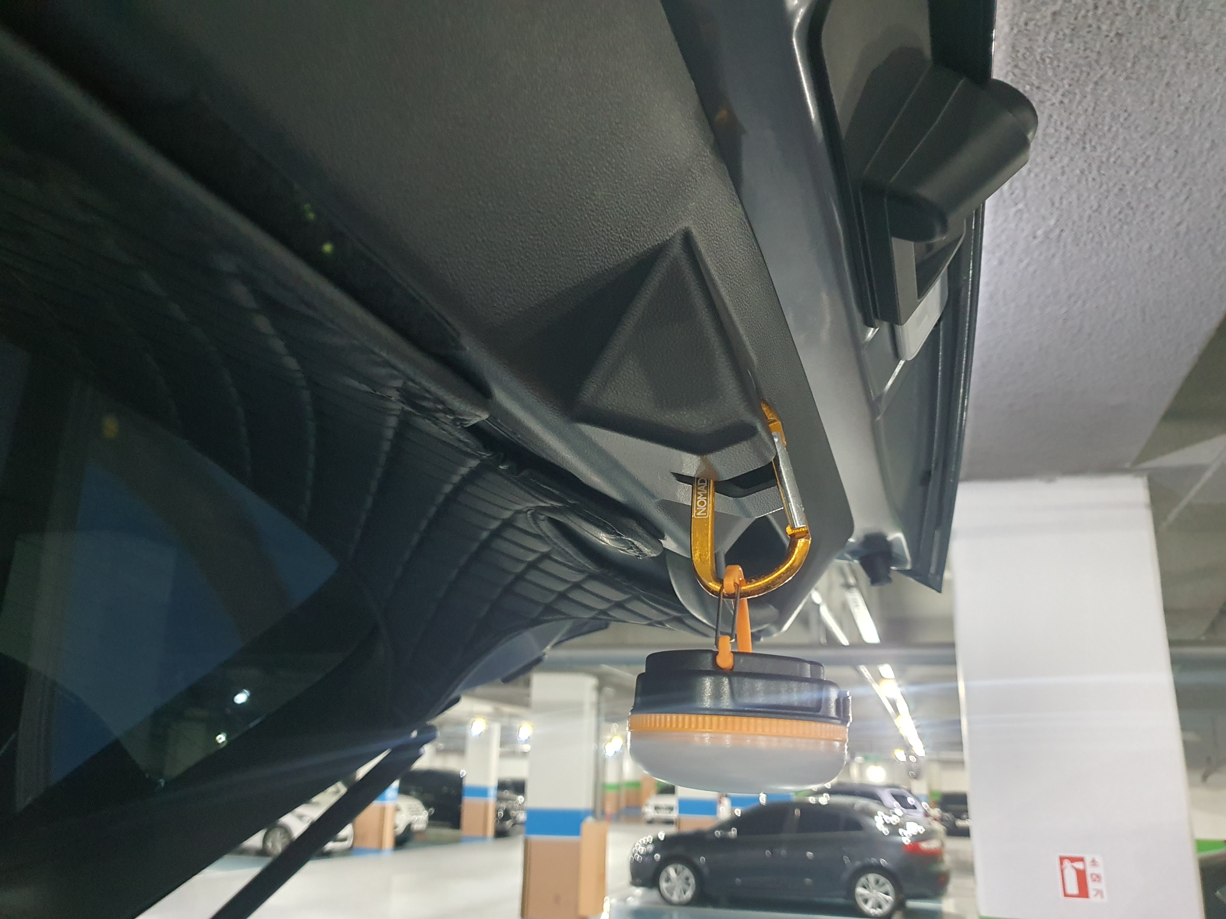 카라비너-활용-외부등-달기-측면모습