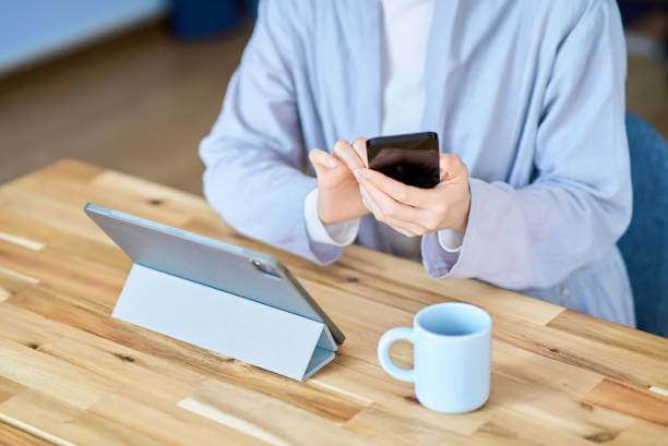 휴대전화 액정을 스크롤 하는 여성