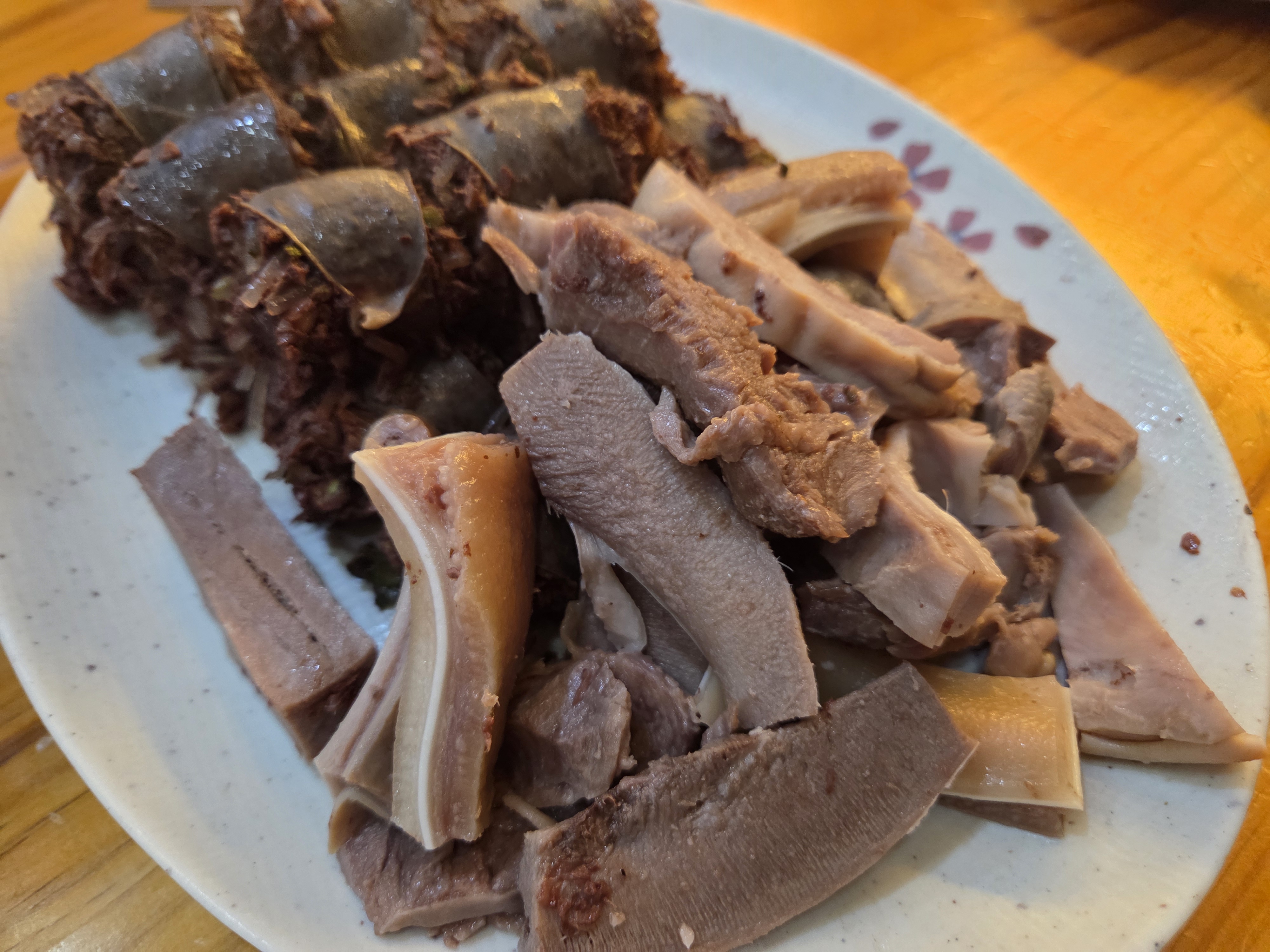 천안 병천 아우내장터순대 모둠순대 — 잡내 없는 신선한 내장과 탱글한 순대 푸짐한 한 접시