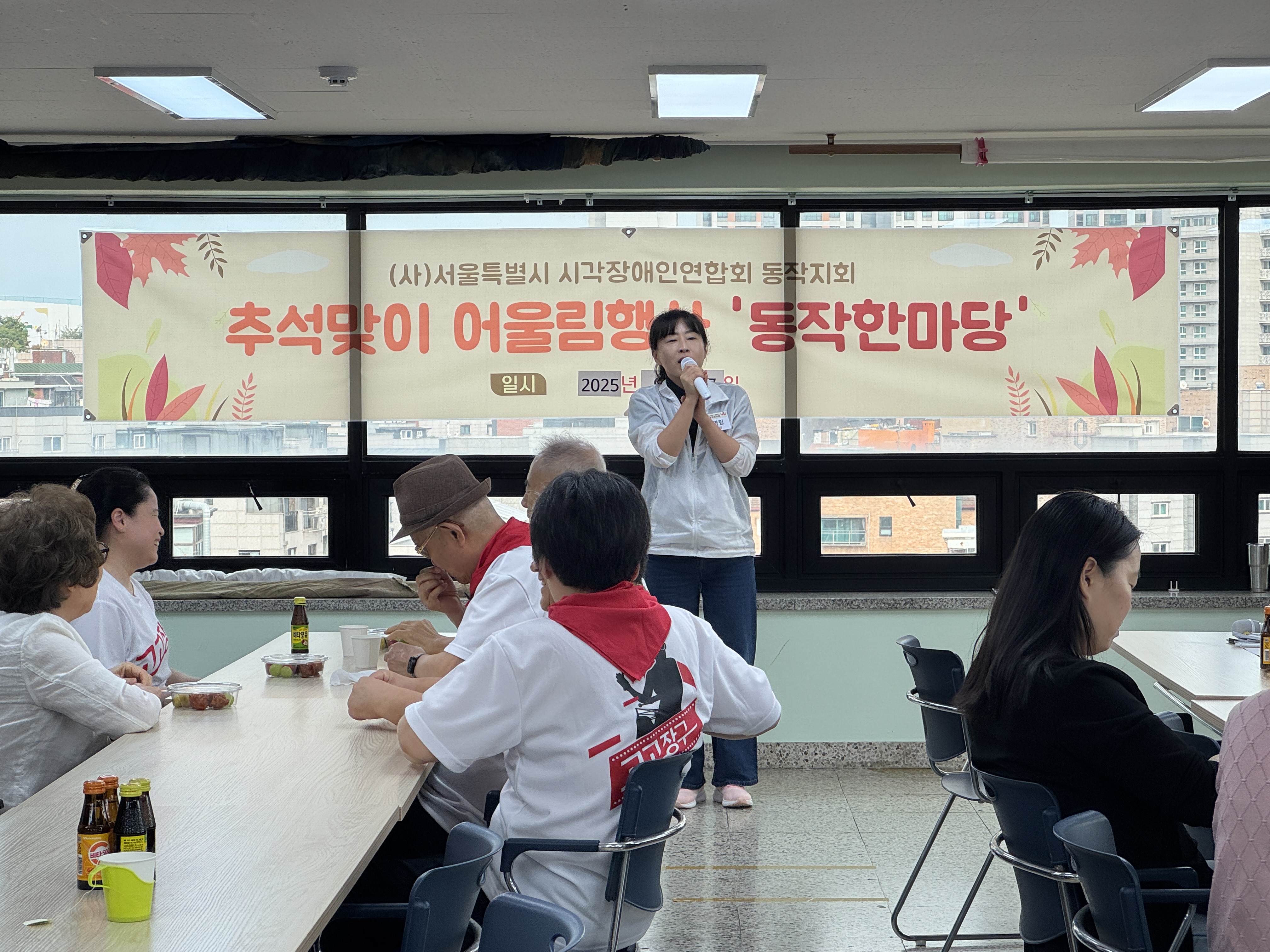 김영림 구의원이 지회원들께 인사를 하는 모습