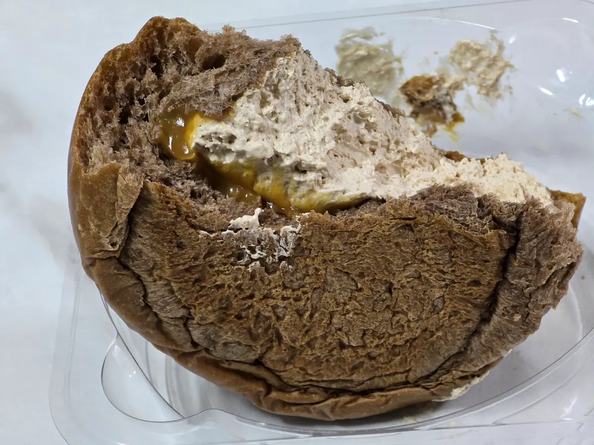 연세우유 밤티라미수 생크림빵 안의 크림과 커피시럽이 보이는 모습