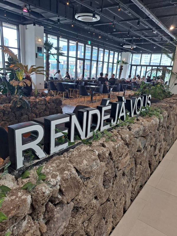 랑데자뷰 매장 앞 로고