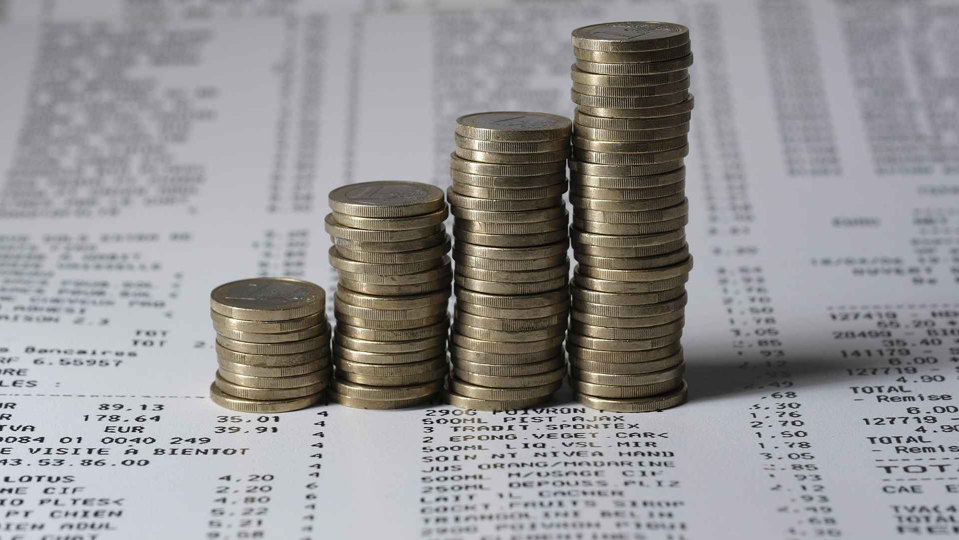 예산을 계획하고 금액을 배분하는 모습