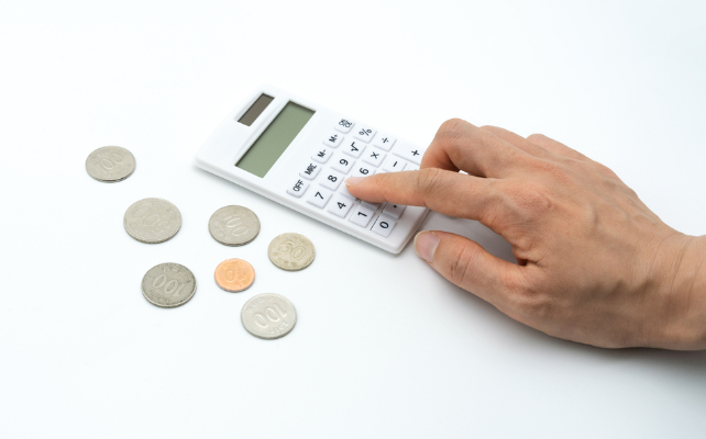 계산하고 있는 모습.