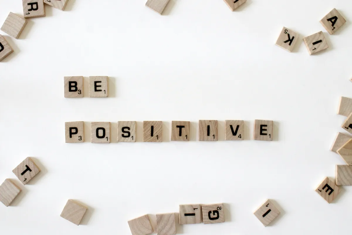 be-positive-조각들로-글자만든-이미지