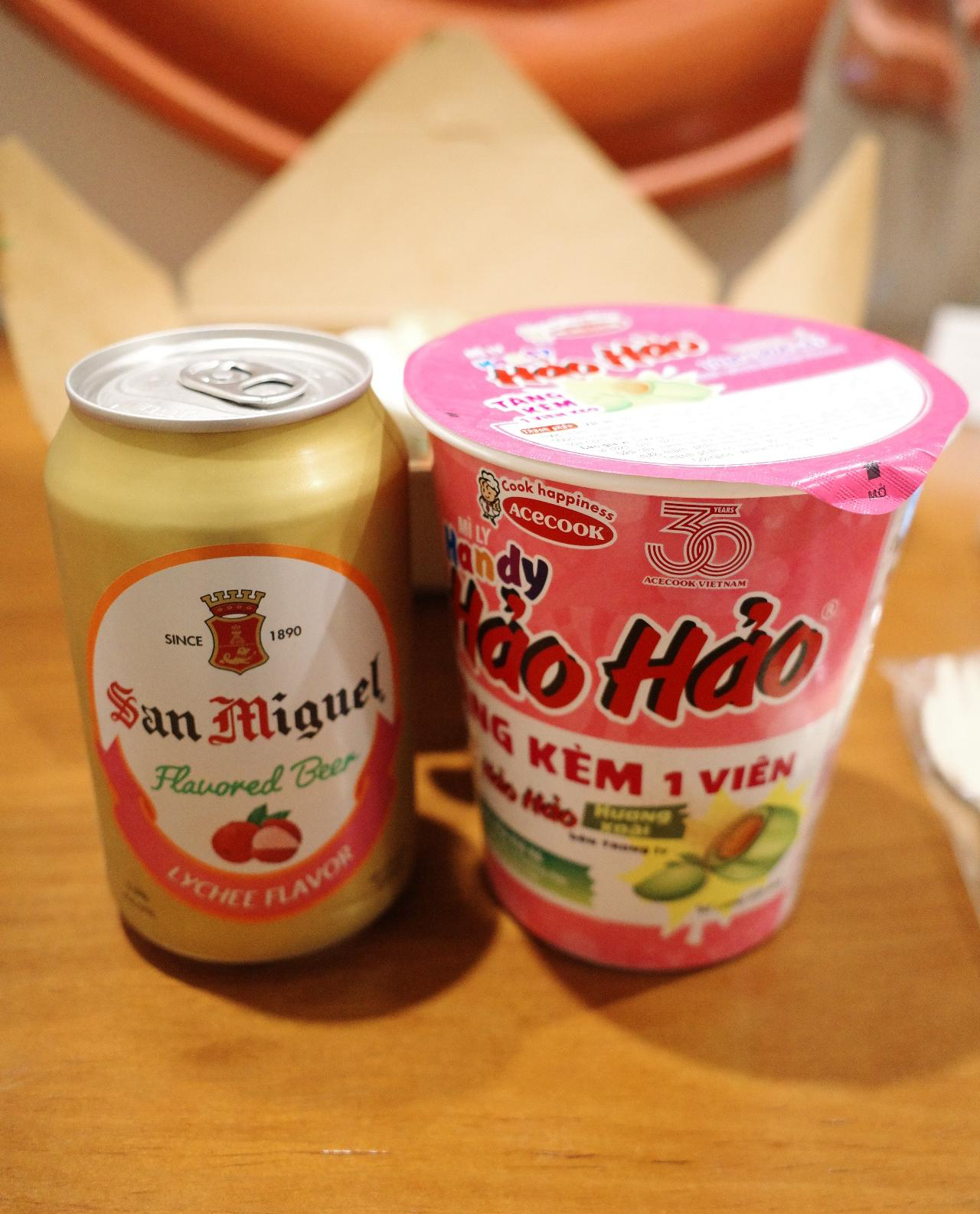 베트남 맛있는 컵라면과 리치 맥주 사진