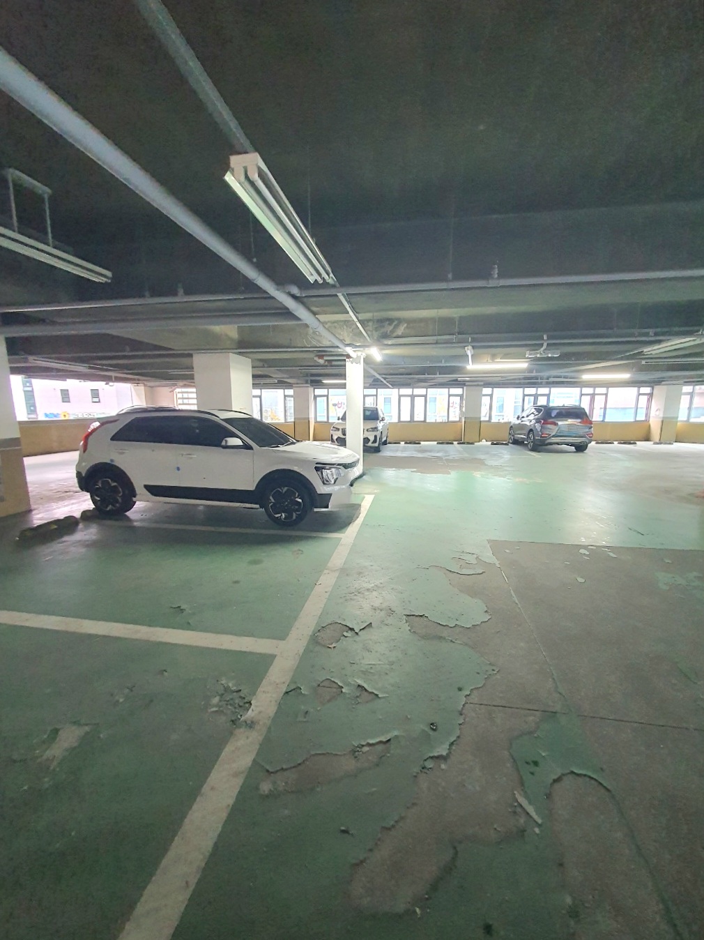 주차-공간의-사진입니다.