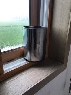 비가-새서-창틀에-비맞이-통을-톨려놓고-불쌍한-모습