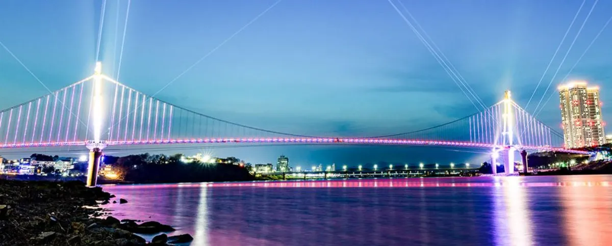 여주 남한강 출렁다리 야간 조명 이미지