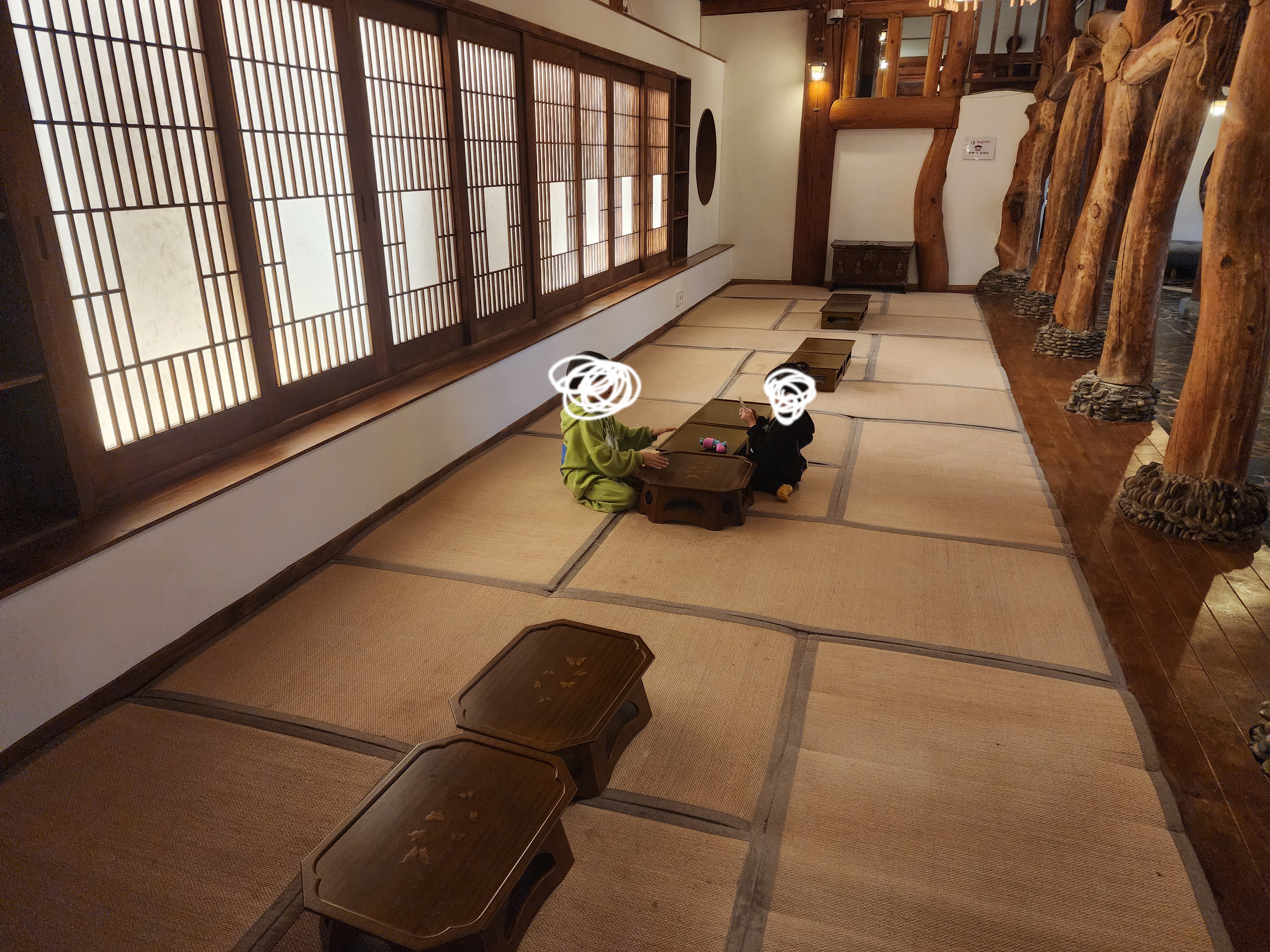 이와 카페 1층 좌식자리