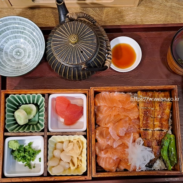 장어연어 반반덮밥이에요.