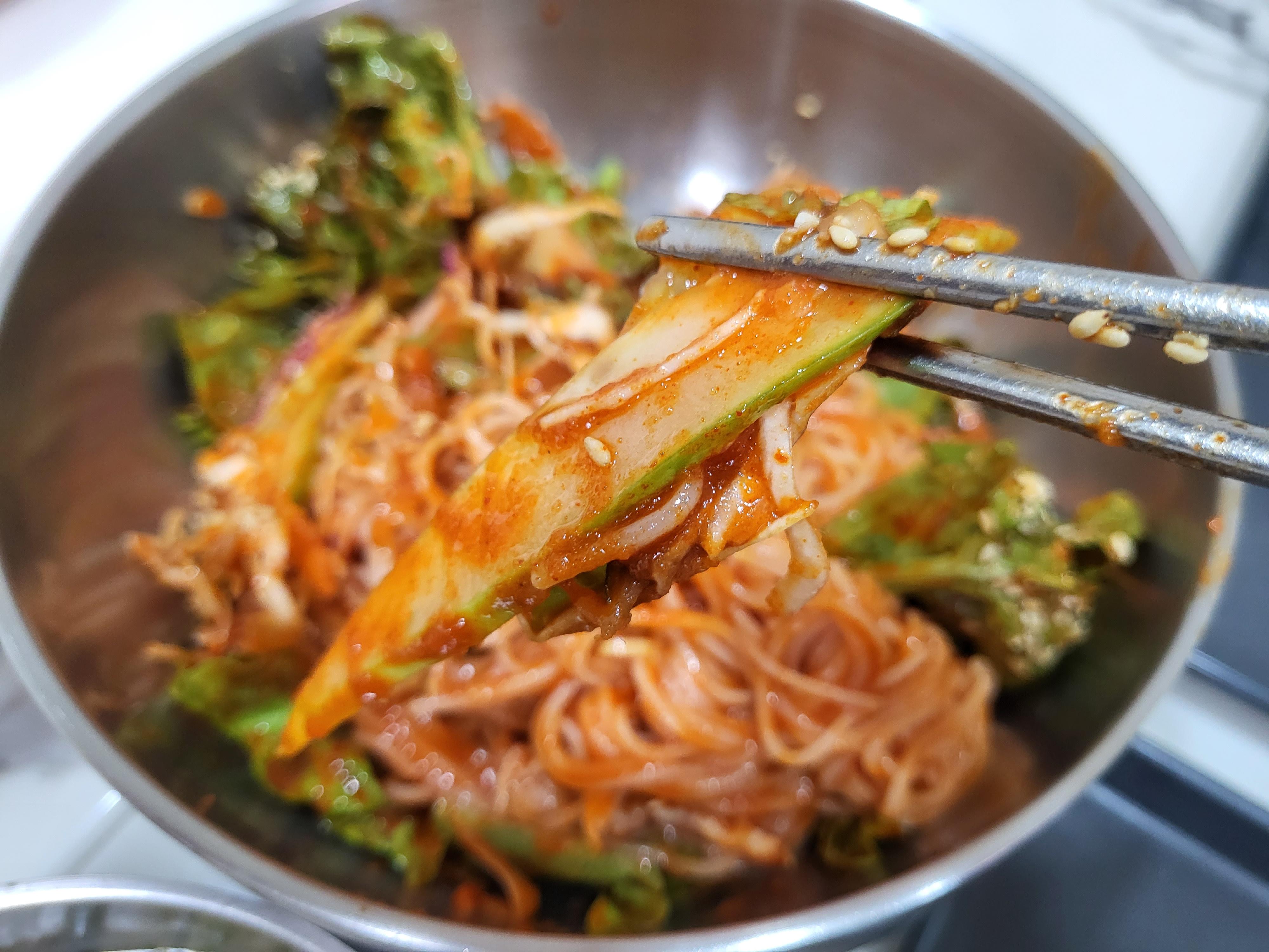 대공원 돈까스 & 국수 - 오이 클로즈업