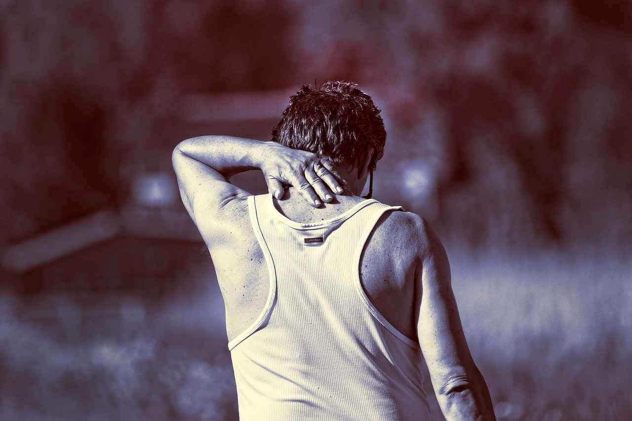 등에 벌레를 물려 긁는 남성의 모습