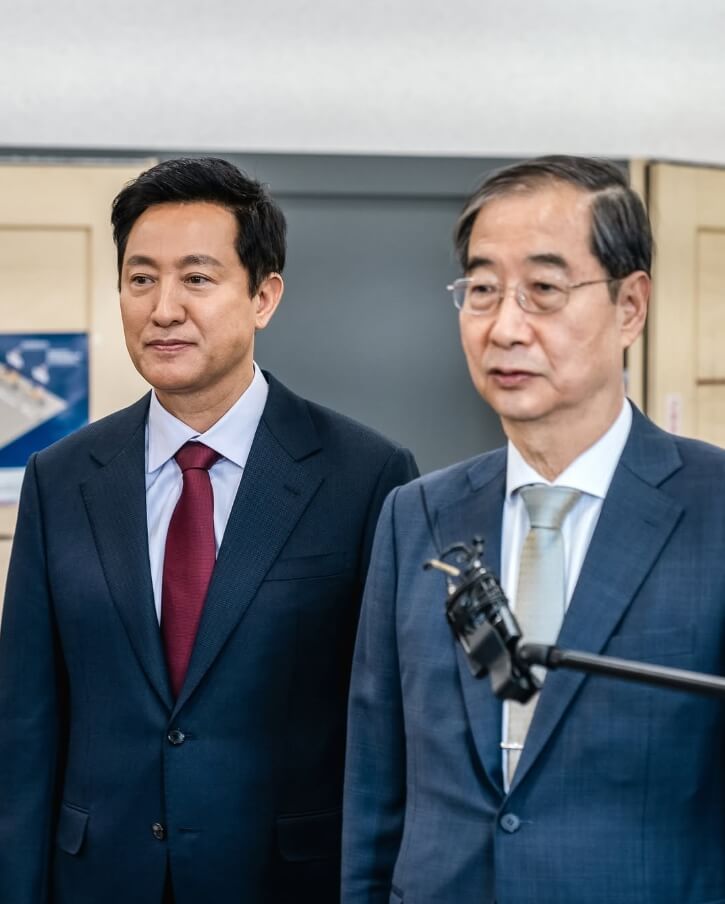 정장을입은-두남성의모습