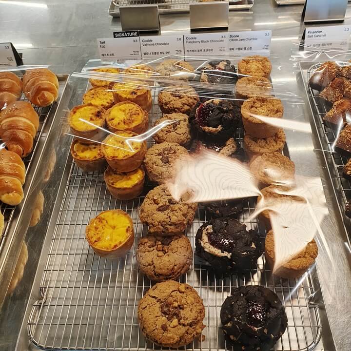 인포메이션카페-안으로-들어오면-시그니처메뉴인-에그타르트와-발로나초콜릿호두쿠키-라즈베리블랙초코쿠키-유자크럼블잼스콘을-판매하고-있다