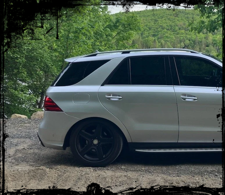 벤츠 GLE 에어 서스펜션 고장으로 한쪽이 주저앉은 모습