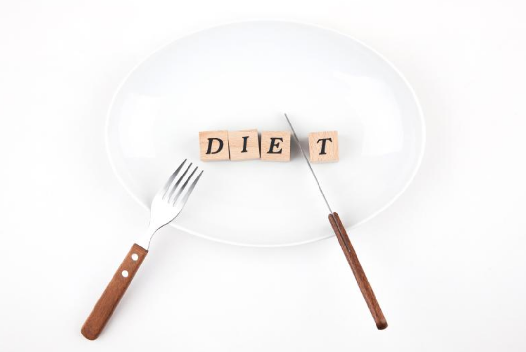 접시에 다이어트라고 적혀있고 나이프와 포크가 놓여있다.