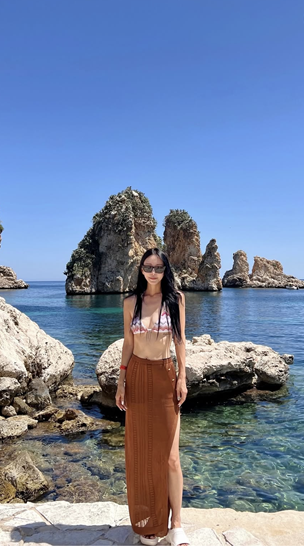 한예슬, 시칠리아 해안가에서 미쏘니 비키니와 브라운 니트 롱스커트 스타일링 선보이는 전신샷