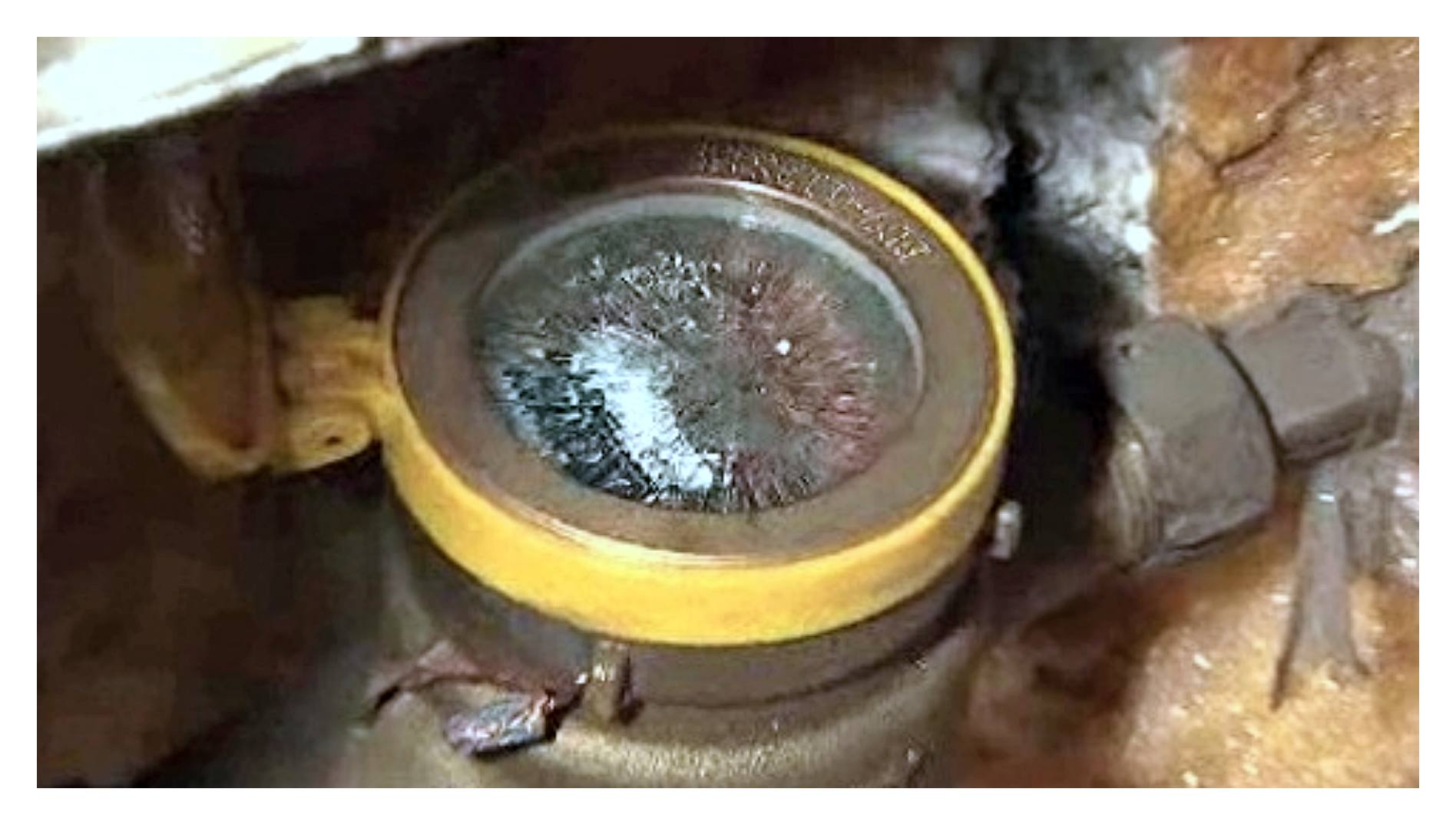 동파가능지수 높음 단계에서 외부 노출 배관 보온재와 테이프를 꼼꼼히 감싼 모습