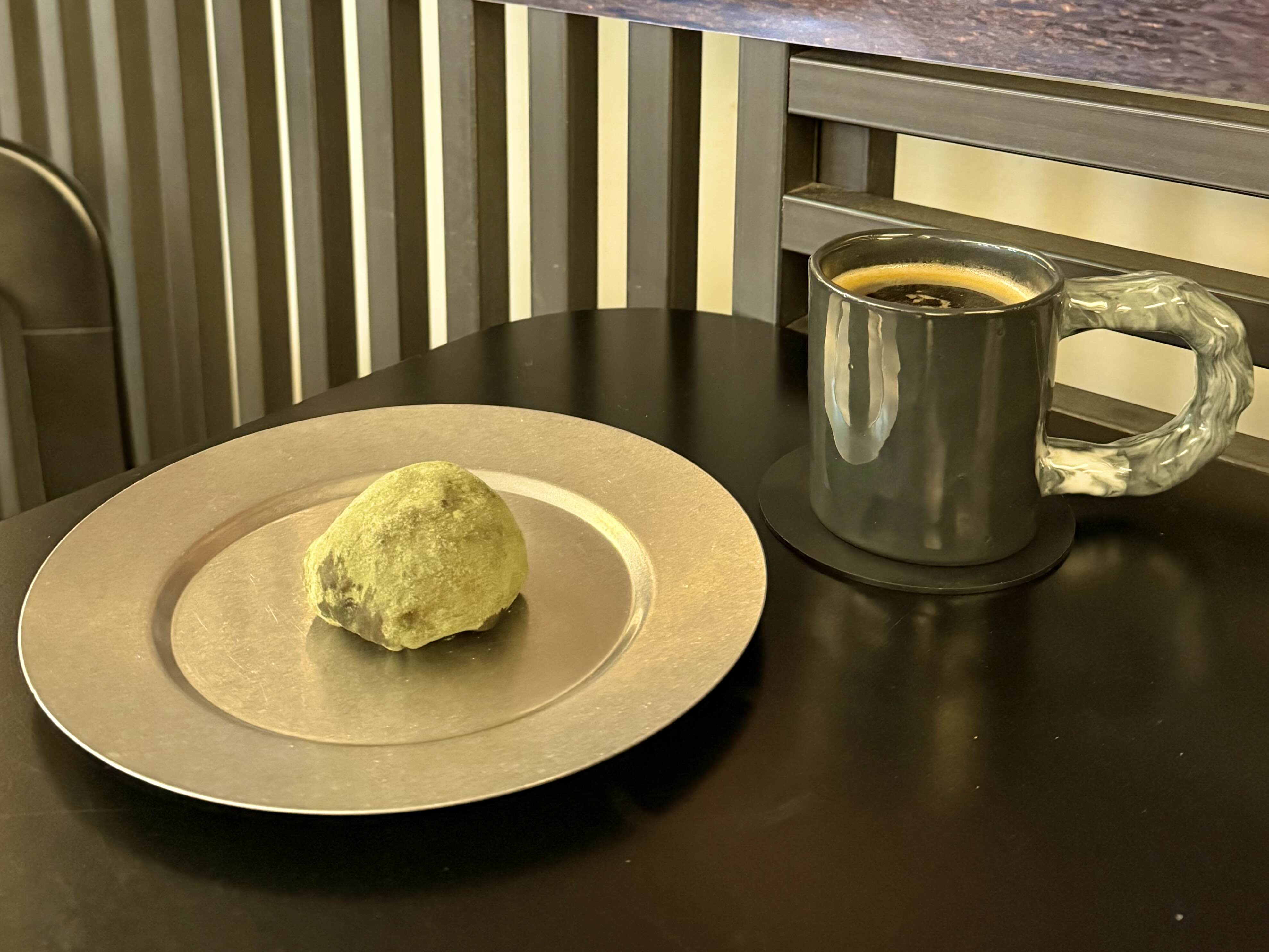 이치서울의 아메리카노와 쑥 쫀득 쿠키 이미지