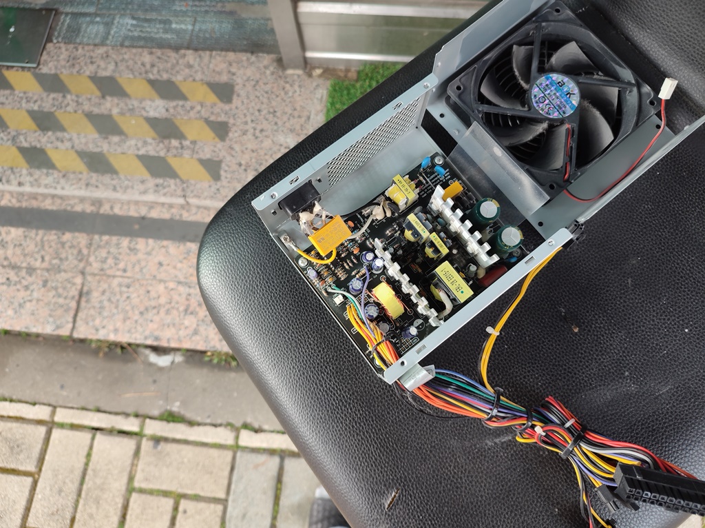 파워서플라이 내부의 먼지는 실외에서 털어냈습니다.