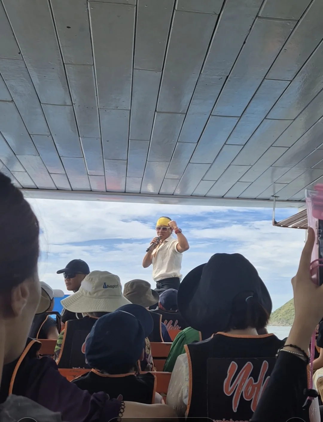 노란 두건을 쓴 타이거선장이 흥에 취해 노래하는 장면