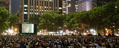 뉴욕 공원 무료 영화 상영 브라이언트 파크에서 관중들이 풀밭에 앉아서 영화를 보고 싶다