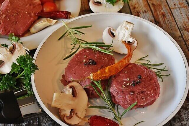 하얀 접시에 담긴 소고기와 버섯&amp;#44; 야채