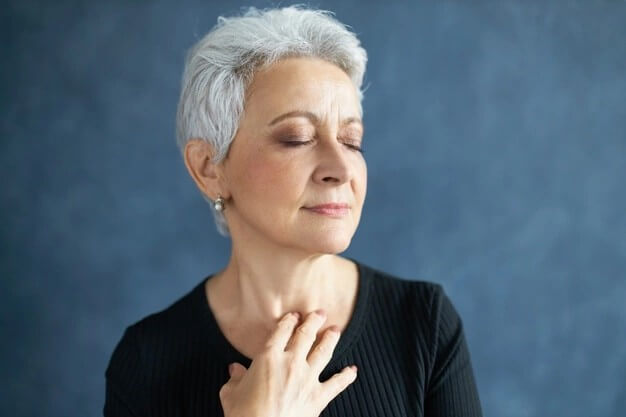 눈을감고있는-중년여성