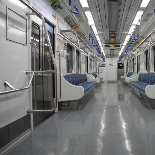 지하철 객차 안 좌측으로 자전거 거치공간이 마련되 있다.