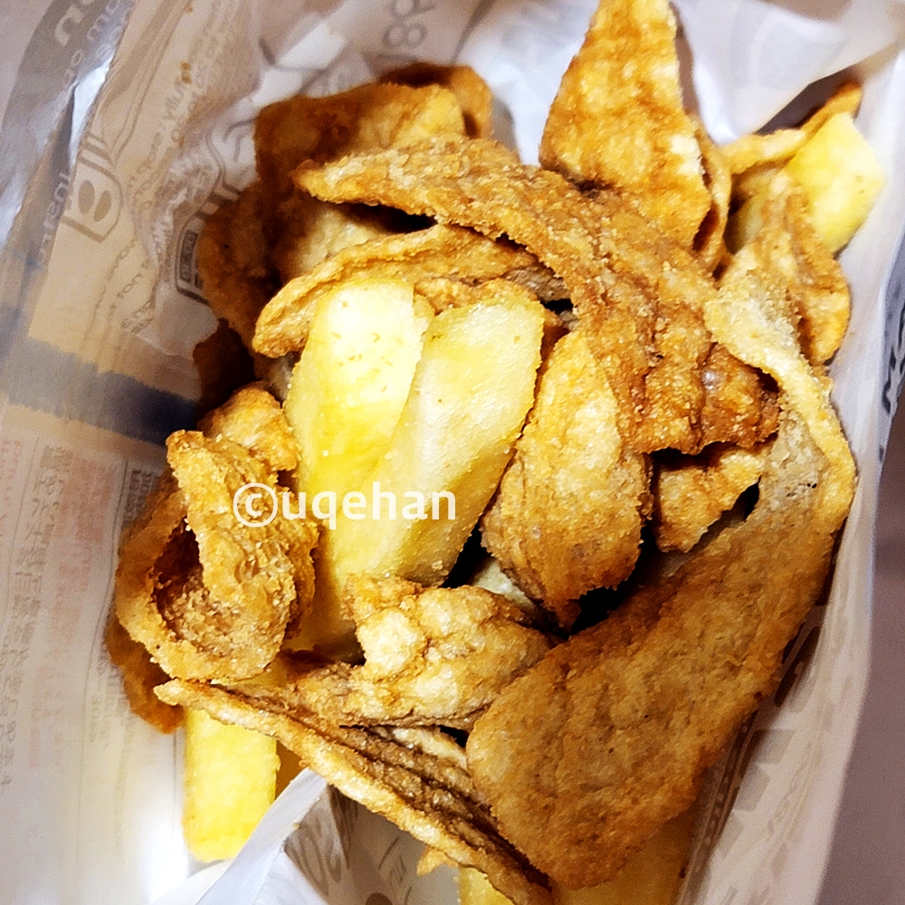 1860 조셉말린 피쉬 앤 칩스의 내용물이 봉투안에 담겨져 있다.