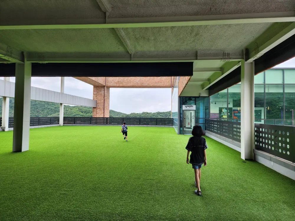 파주 헤이리마을에 위치한 낙서공장 입구로 들어가는 길의 전경