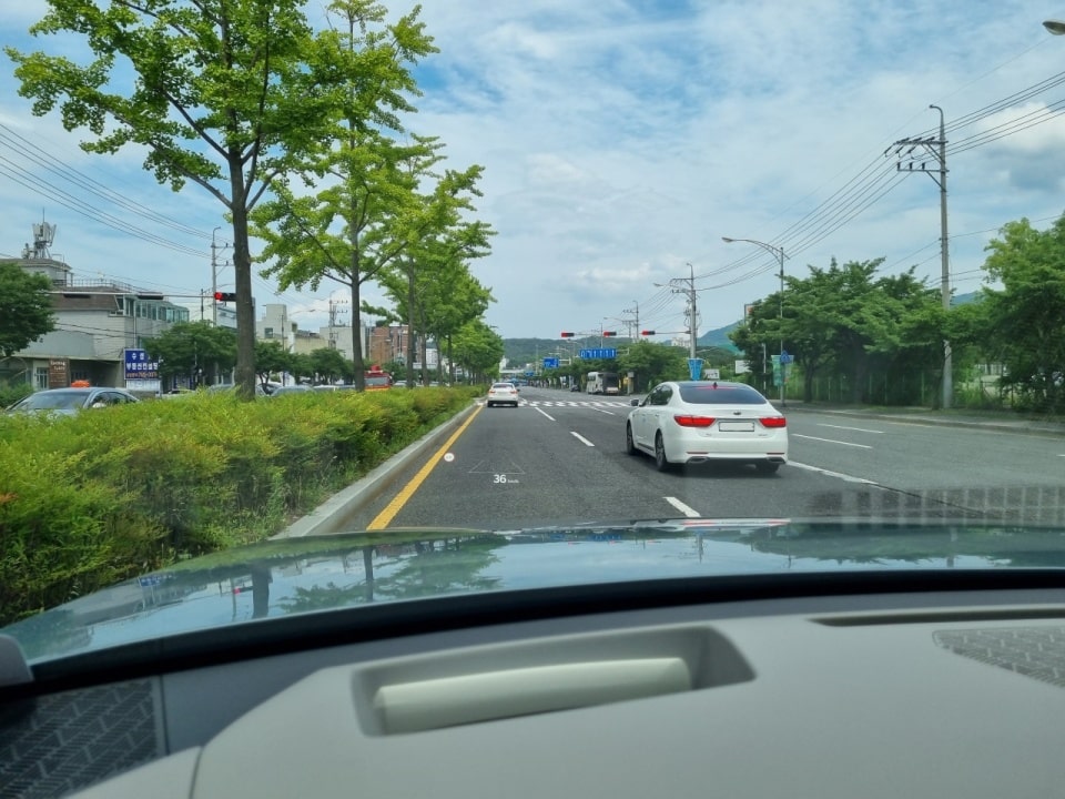 폭넓은 대로에 나와서 EV9을 몰아봤습니다.