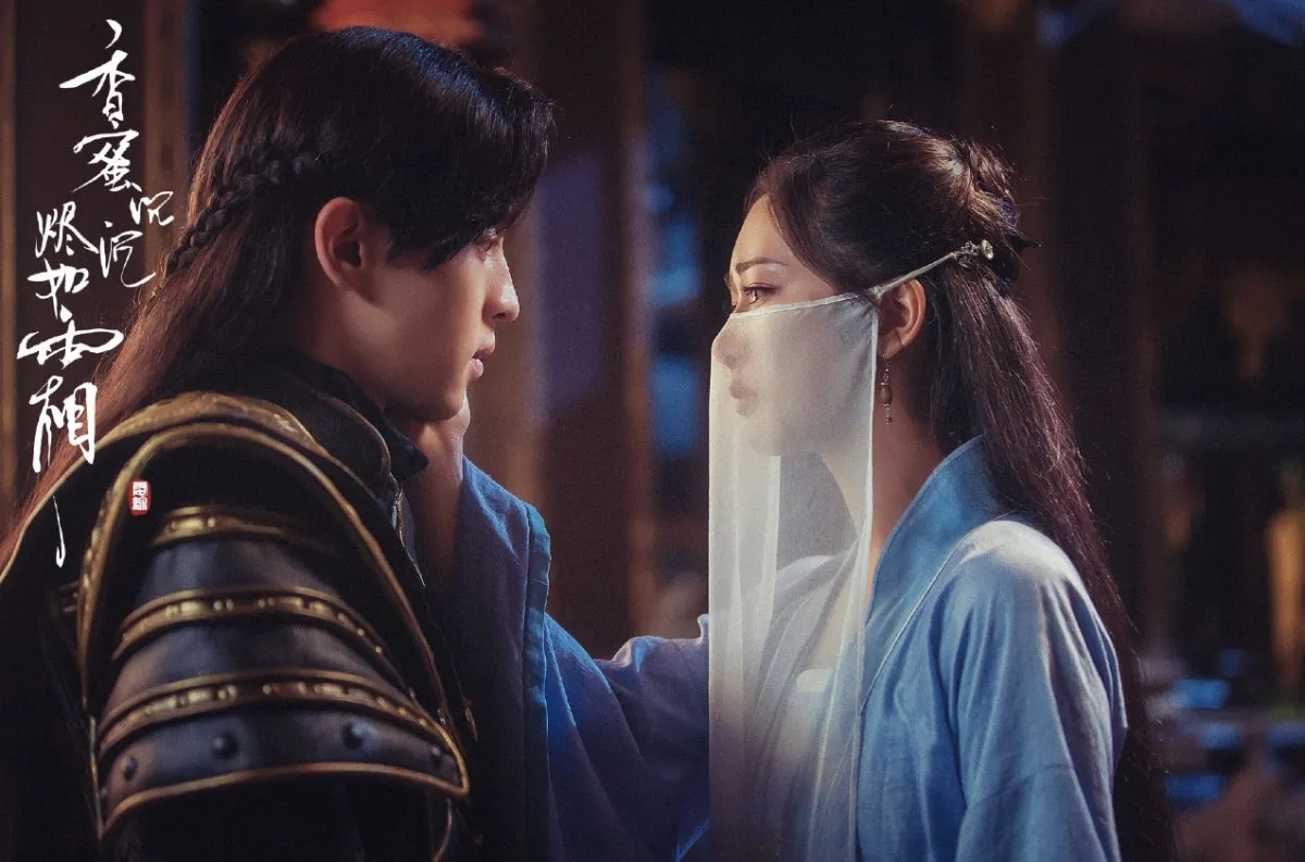 얼굴을-가린-양쯔-등륜을-애절하게-쳐다보고-있는-모습