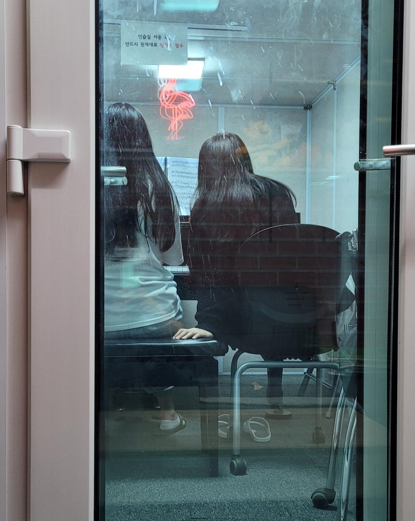 피아노 레슨 중인 사진, 직접 찍은 것