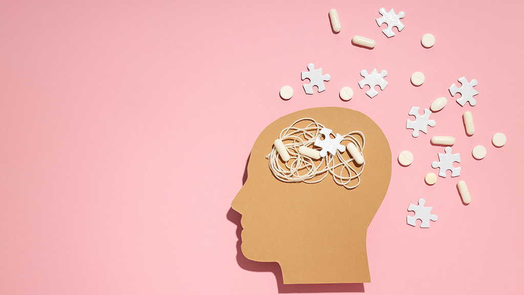 사람 머리 속과 그 주변에 흩어진 퍼즐 조각과 알약 이미지