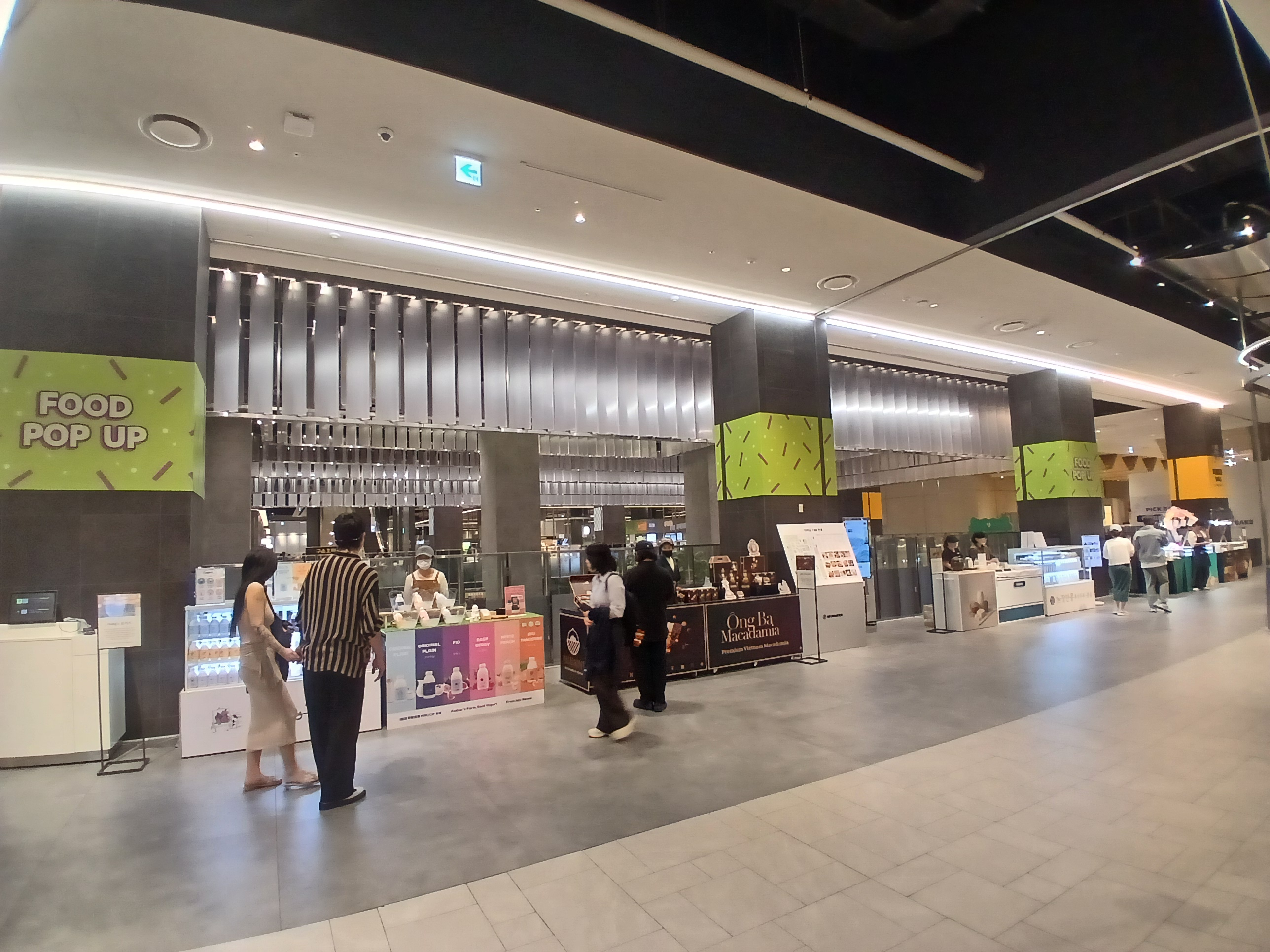 동탄 롯데백화점 B1 푸드 팝업존 전경, 다양한 브랜드 매장이 줄지어 있고 대기 없이 이용 가능한 모습