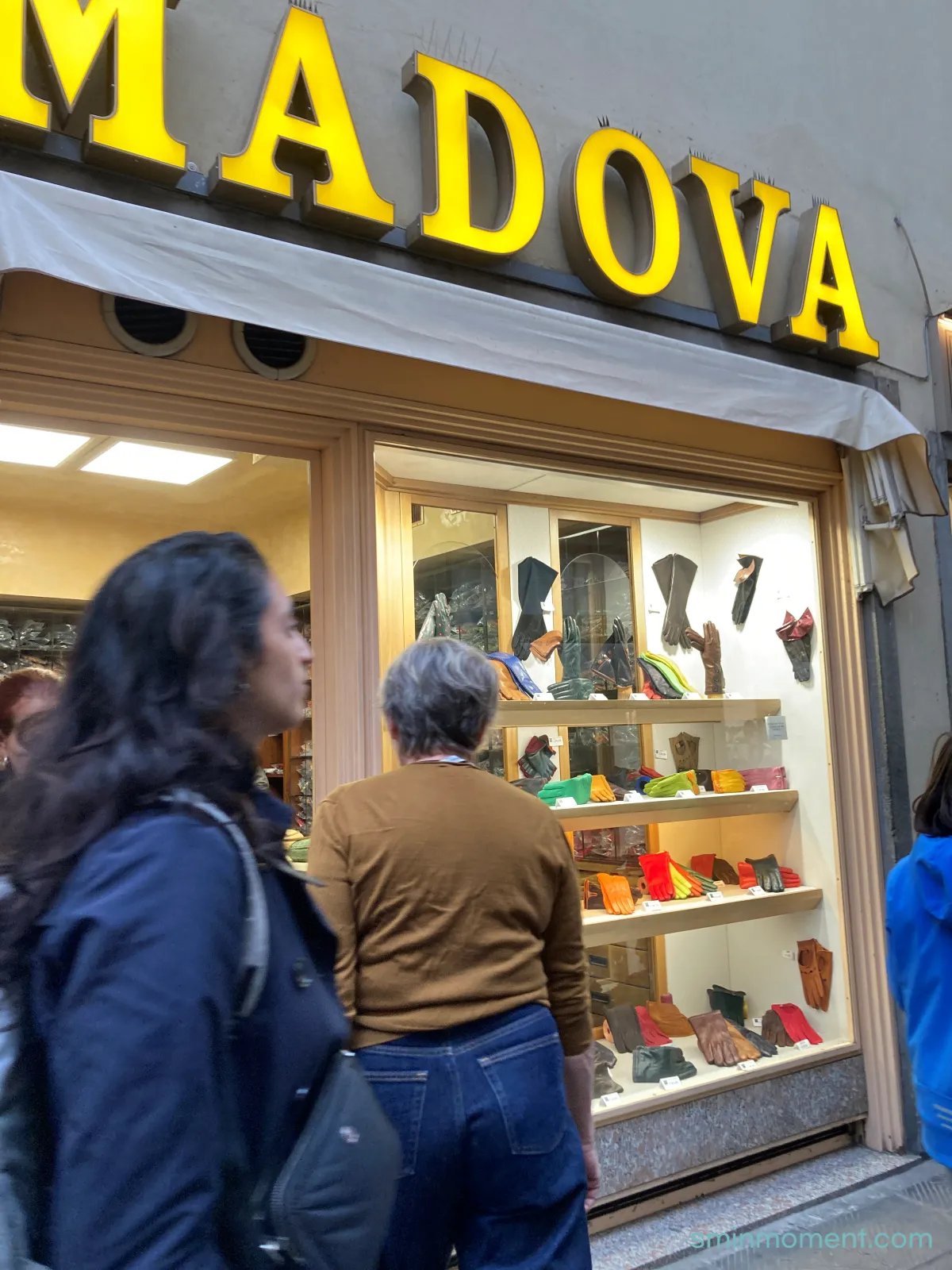 이탈리아-피렌체-마도바-가죽장갑-상점-쇼윈도