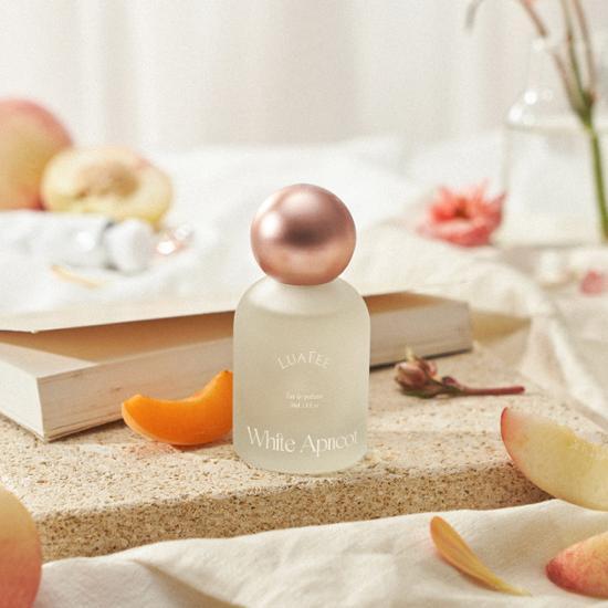 책과 복숭아 조각과 향수병