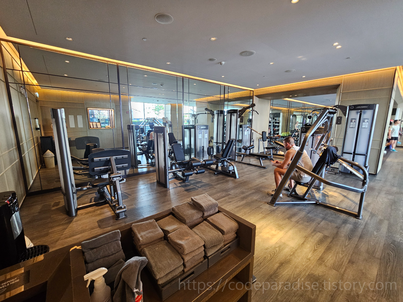 ํธํ
์ฌ์ง