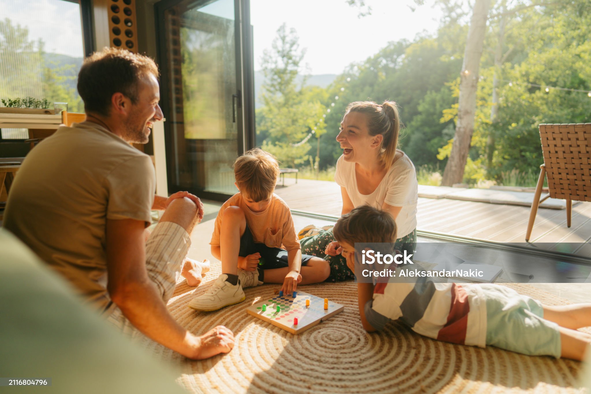 자녀들과 소통하는 부모 사진