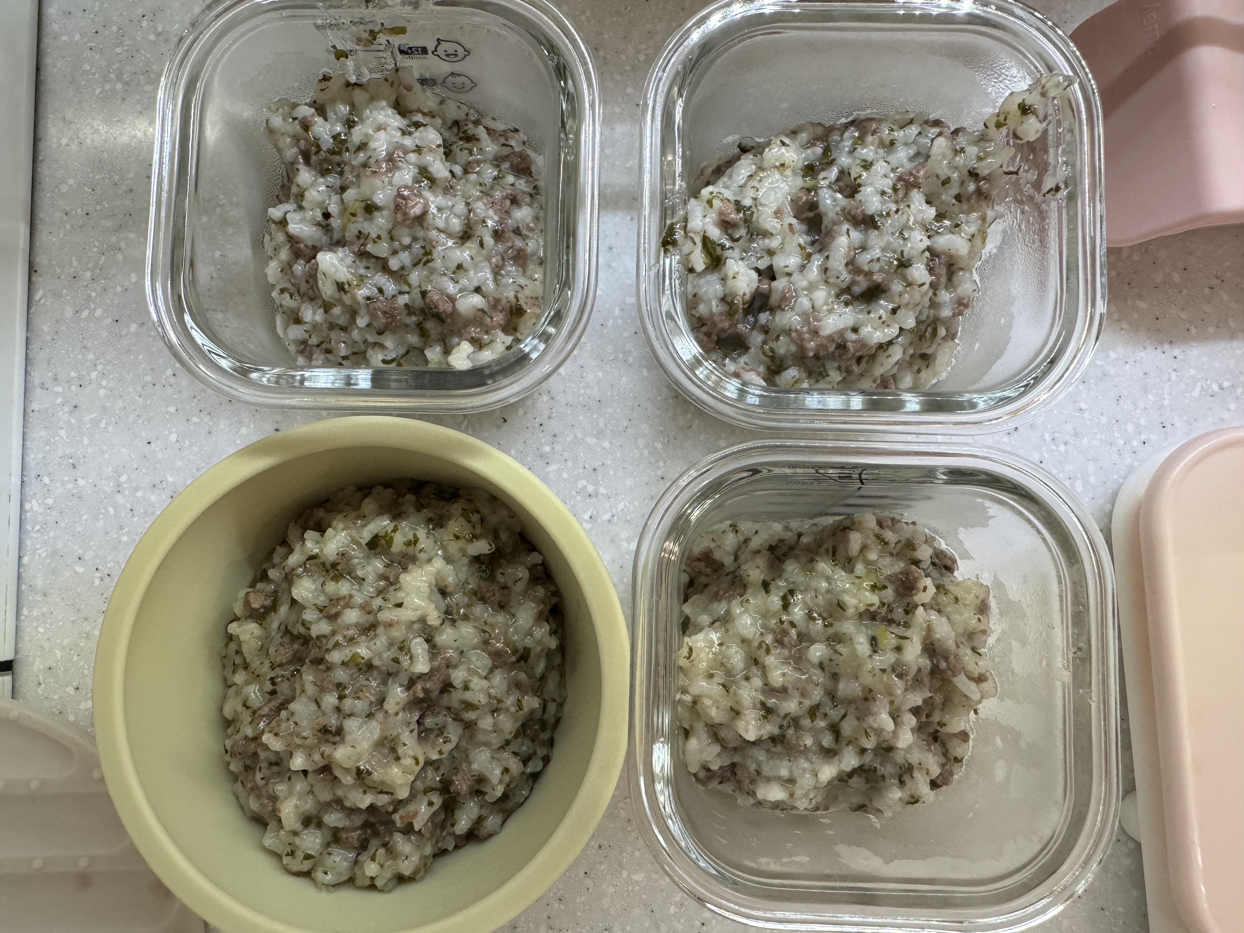 소고기감자아욱 죽을 소분한 사진