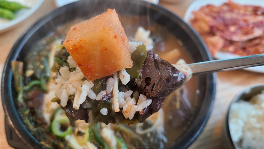 전주비빔밤곁들여 나오는 선짓국과 깍두기 반찬