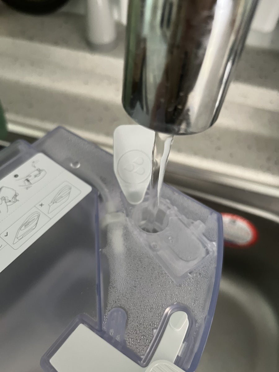 로보락 물걸레 사용을 위한 과정을 나타내는 사진