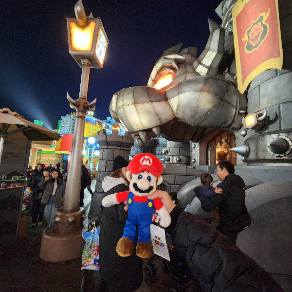 밤이 된 유니버셜. 굿즈 코너에서 산 닌텐도 인형