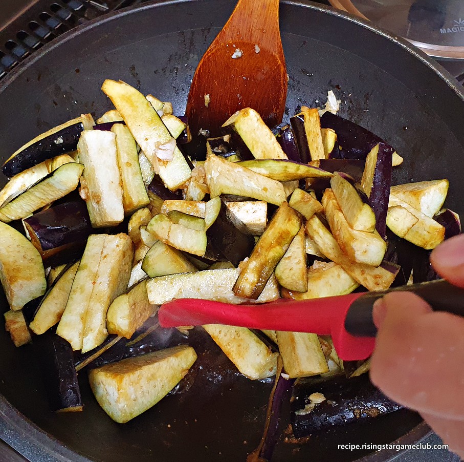 양념이 들어간 가지를 볶아 주는 사진